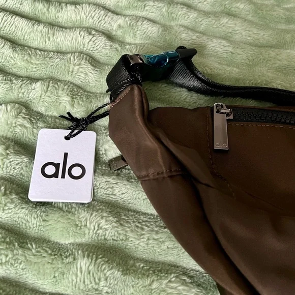 ALO Explorer Fanny Pack in Espresso NWT - Picture 6 of 7
